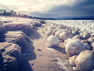 Illustration for article titled Massive ice boulders form along Michigan shoreline β but how?